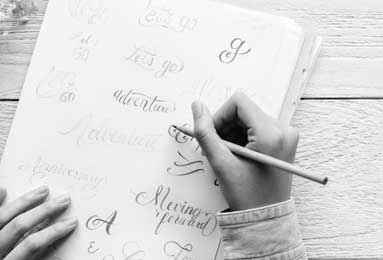 HM试衣间小短裙方骚妹刚脱衣服就被拉进来打屁股，边试衣边做爱，羞得她脸都红到脖子根！